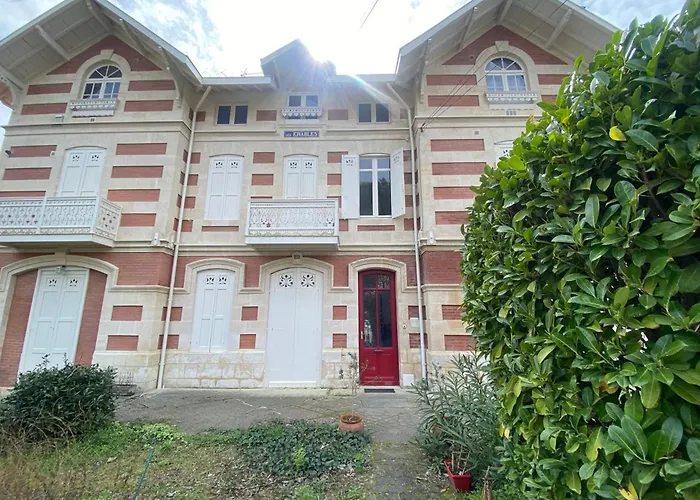 Pretty Cocoon With Two Balconies Apartment *